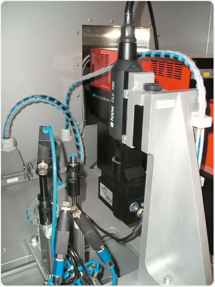 The semi-automatic test stand with integrated CLV Compact Laser Vibrometer and beam deflection unit.
