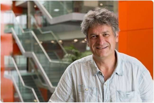 Do biologists and physicists approach AFM differently?