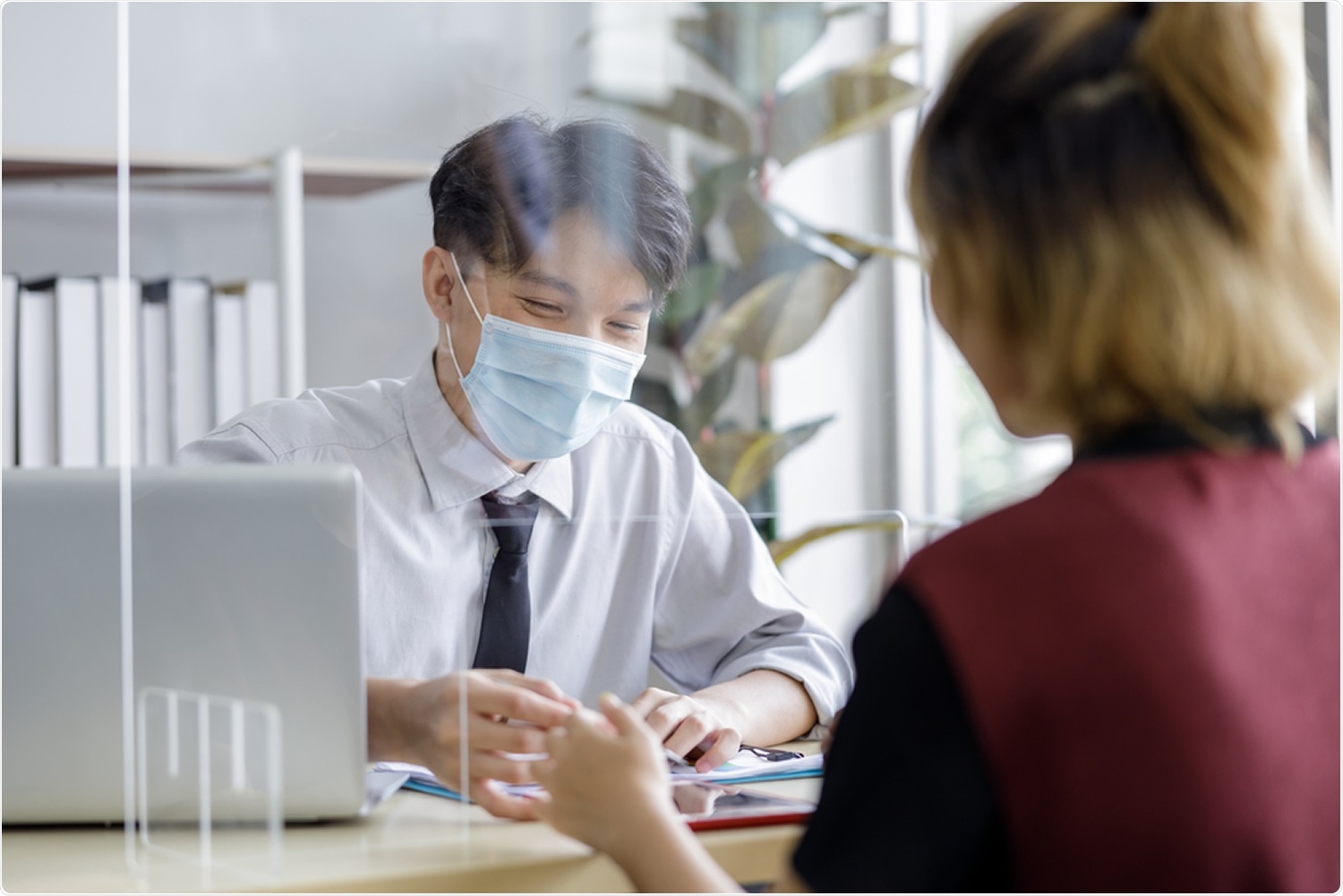 Study: Laboratory Study of Physical Barrier Efficiency for Worker Protection against SARS-CoV-2 while Standing or Sitting. Image Credit: MISTER DIN / Shutterstock