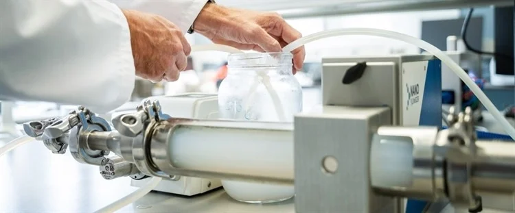 Spatially resolved DLS versus conventional DLS