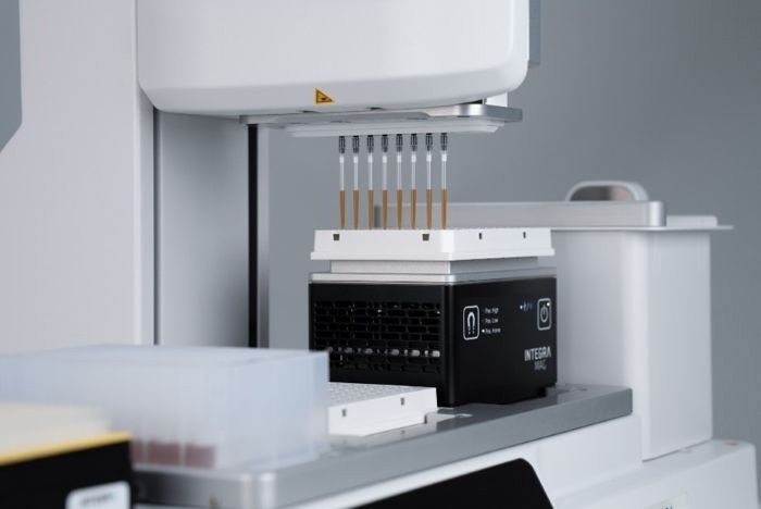 ASSIST PLUS pipetting robot transfers MAGFLO magnetic beads to a PCR plate on a MAG module