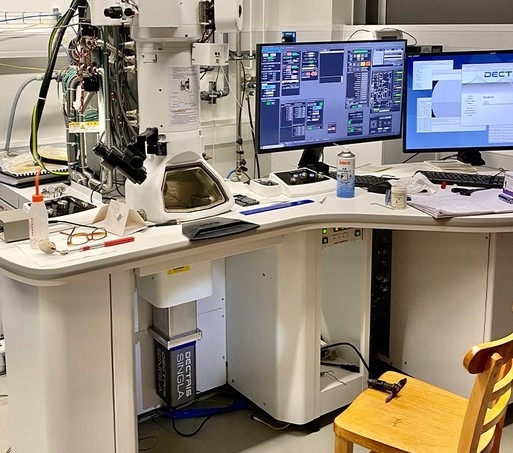 SINGLA hybrid-pixel electron detector