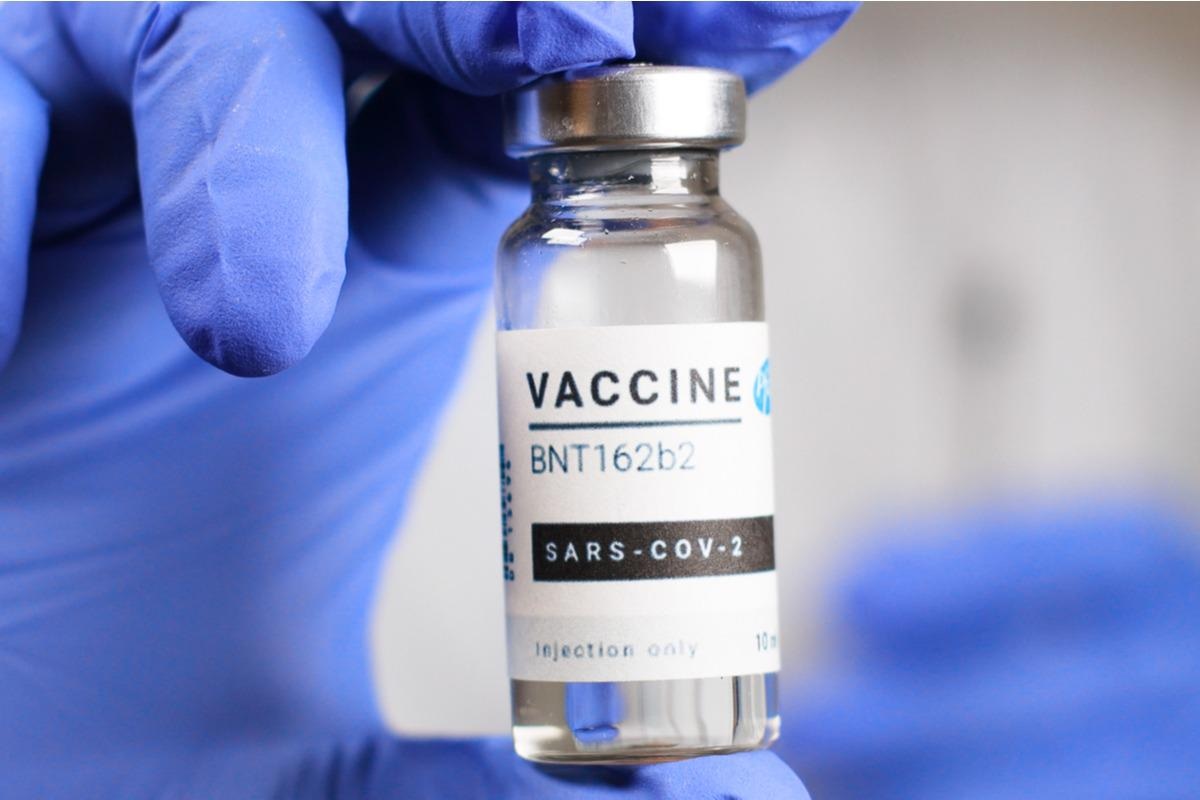 Study: SARS-CoV-2 BNT162b2 vaccine-induced humoral response and reactogenicity in individuals with prior COVID-19 disease. Image Credit: Irina Shatilova/Shutterstock