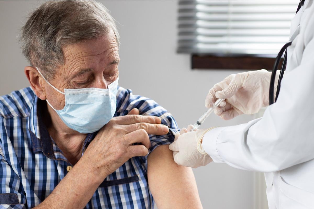 Study: Waning Effectiveness of SARS-CoV-2 mRNA Vaccines in Older Adults: A Rapid Review. Image Credit: Melinda Nagy/Shutterstock