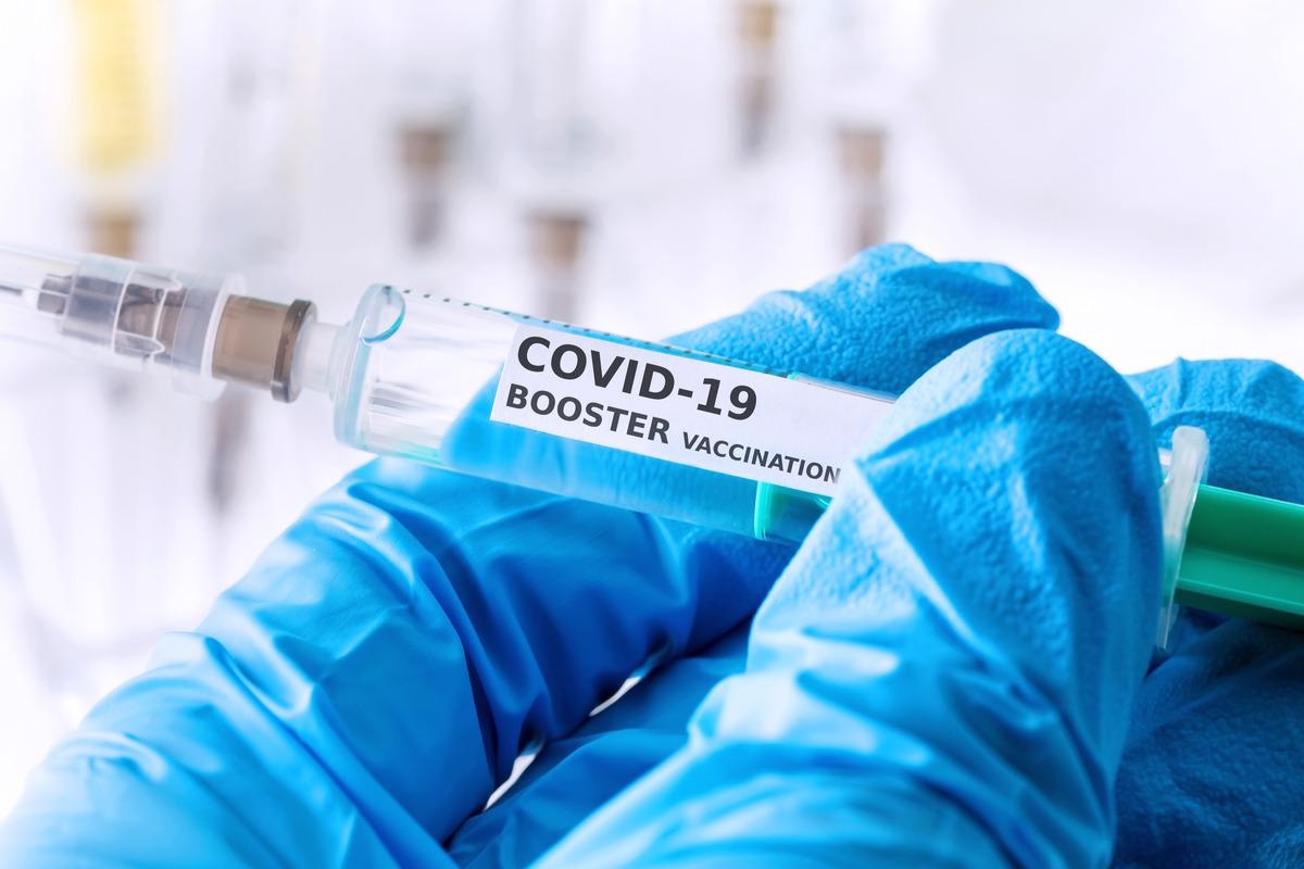 Study: Effectiveness of BNT162b2 and mRNA-1273 COVID-19 boosters against SARS-CoV-2 Omicron (B.1.1.529) infection in Qatar. Image Credit: Tobias Arhelger/Shutterstock