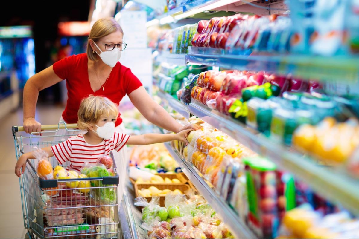 Study: SARS-CoV-2 Remains Infectious on Refrigerated Deli Food, Meats, and Fresh Produce for up to 21 Days. Image Credit: FamVeld/Shutterstock