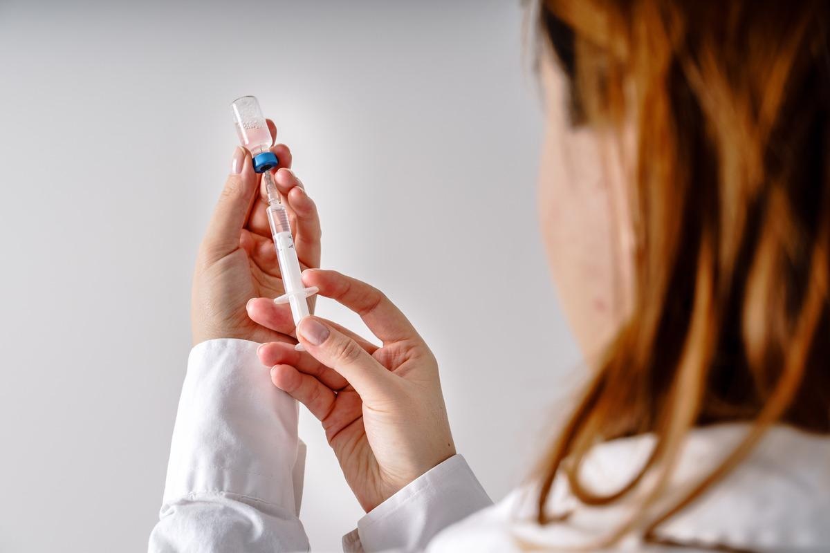 Study: SARS-CoV-2 mRNA vaccination fails to elicit humoral and cellular immune responses in multiple sclerosis patients receiving fingolimod. Image Credit: Miljan Zivkovic/Shutterstock