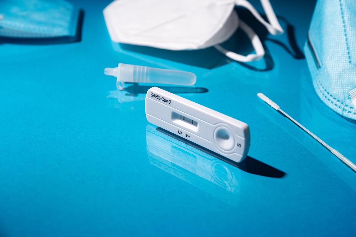 Study: Performance of three rapid antigen tests against the SARS-CoV-2 Omicron variant. Image Credit: Sergio Hayashi/Shutterstock