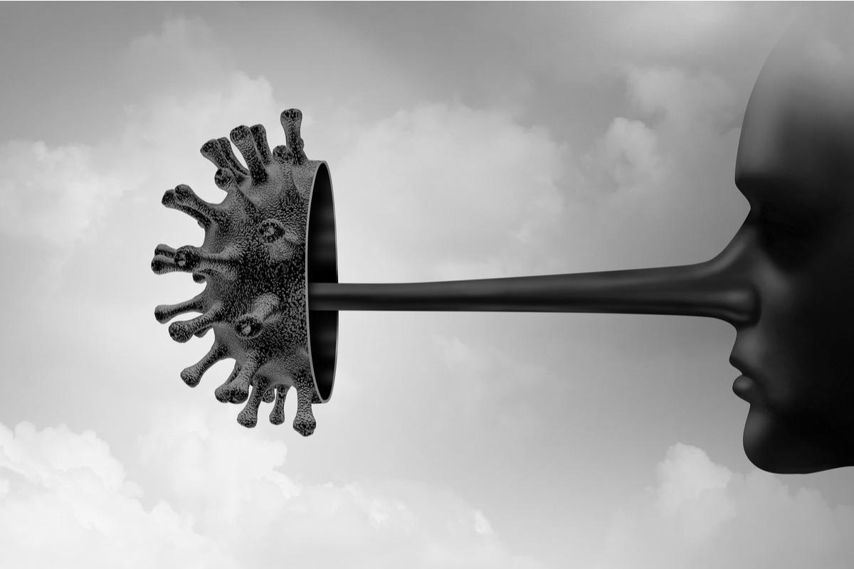 Study: Online misinformation is linked to early COVID-19 vaccination hesitancy and refusal. Image Credit: Lightspring/Shutterstock