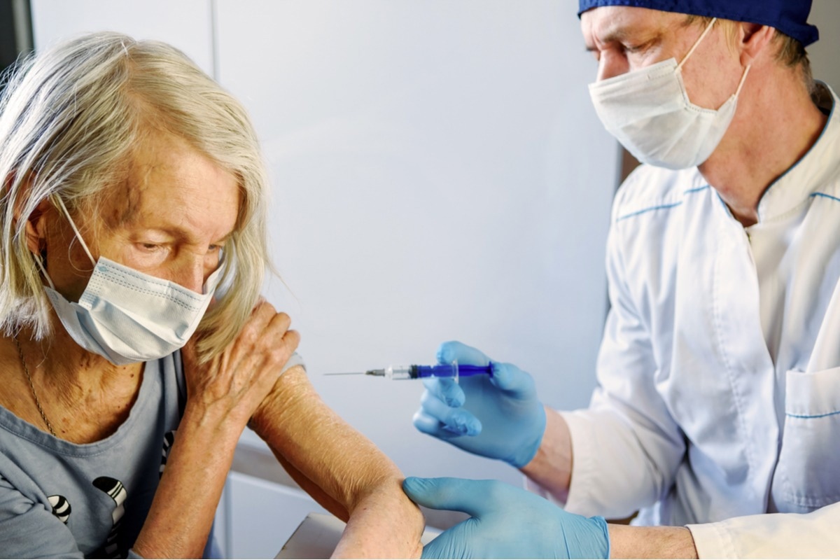 Study: Effectiveness of a fourth dose of covid-19 mRNA vaccine against the omicron variant among long term care residents in Ontario, Canada: test negative design study. Image Credit: Tequiero/Shutterstock