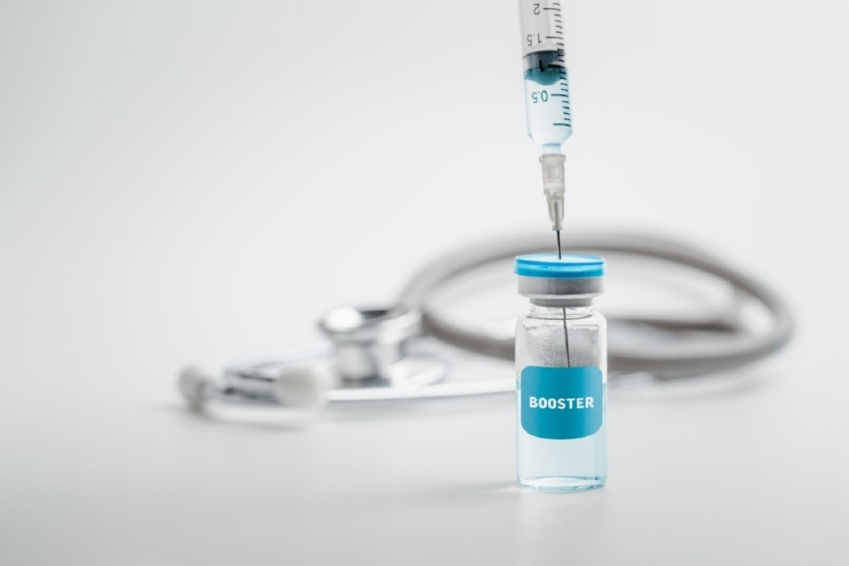 Study: Antibody Response Following COVID-19 Boosters During the Omicron Wave in the United States: A Decentralized, Digital Health, Real-World Study. Image Credit: KT Stock photos/Shutterstock