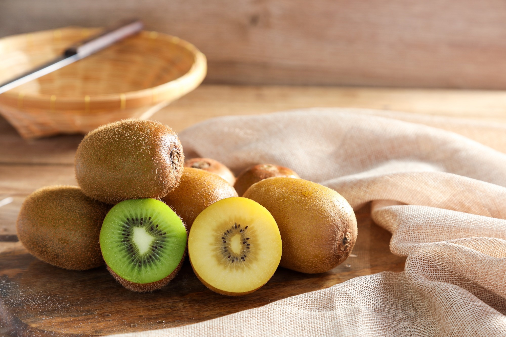 Study: Effects of Daily Ingestion of Two SunGold Kiwifruit for 6 Weeks on Metabolic and Inflammatory Biomarkers: A Randomized, Cross-Over, Exploratory Intervention Study. Image Credit: BirdShutterB / Shutterstock.com
