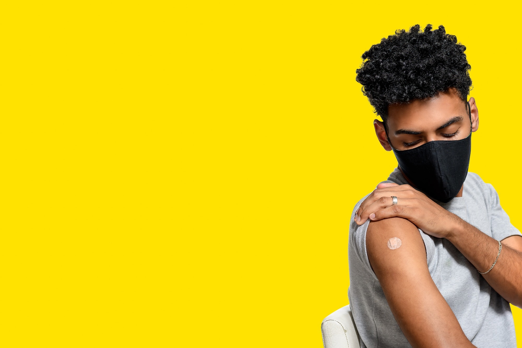 Study: COVID-19 Vaccine Effectiveness Among Adolescents. Image Credit: EDSON DE SOUZA NASCIMENTO / Shutterstock