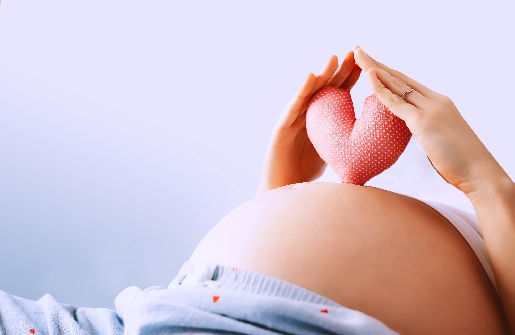 Study: Exposure to bilingual or monolingual maternal speech during pregnancy affects the neurophysiological encoding of speech sounds in neonates differently. Image Credit: Natalia Deriabina / Shutterstock